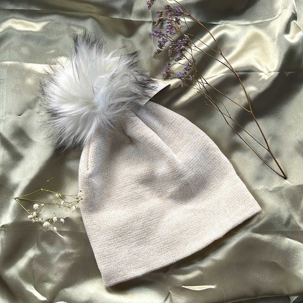 Pom Pom hat ivory white metallic NWT